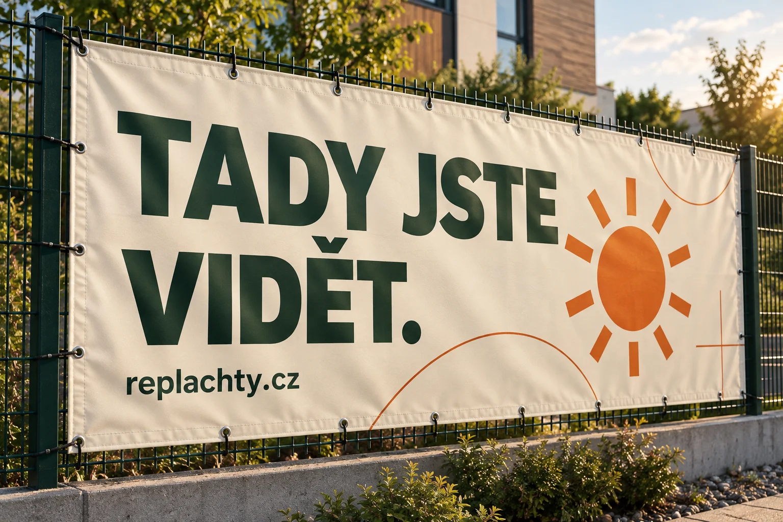 Ukázka potištěné reklamní plachty s kovovými oky na plotě